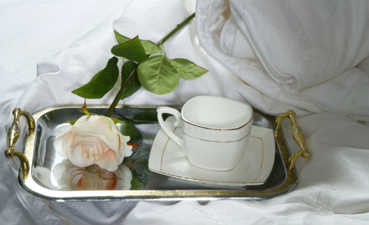 Chá de Rosa Branca: Conheça os benefícios dessa bebida delicada