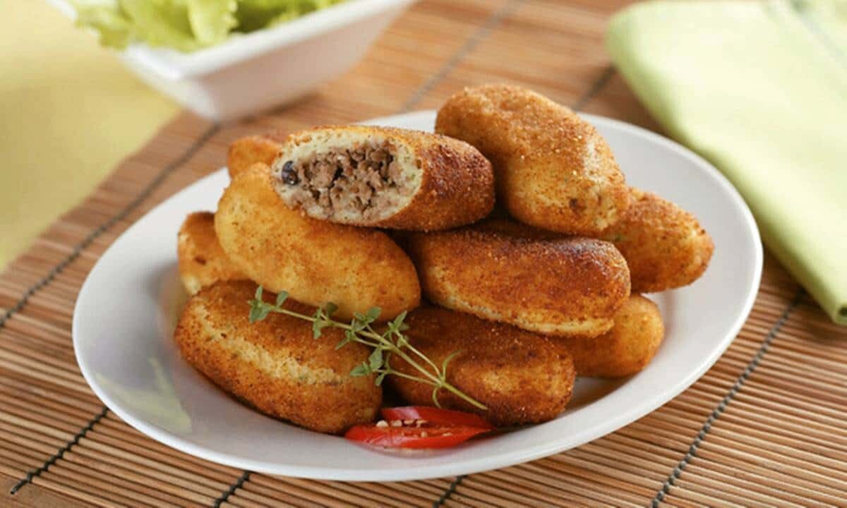 Descubra três deliciosas receitas de bolinho de batata com carne moída