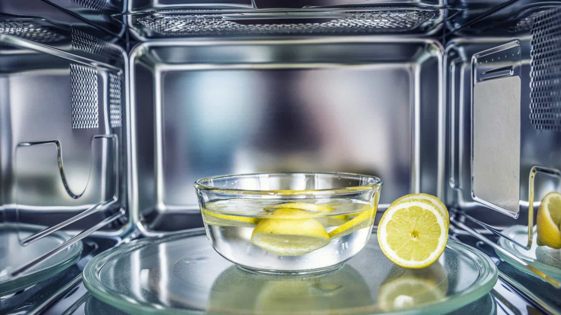 água com limão no micro-ondas?