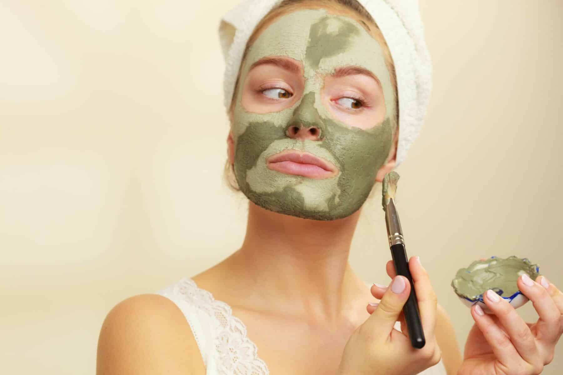 Tenha a pele suave e saudável com esta máscara natural de argila verde