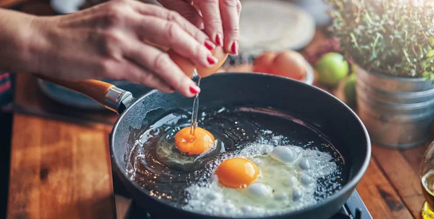 A perigosa razão pela qual você NUNCA deve quebrar a casca do ovo no prato ou na panela