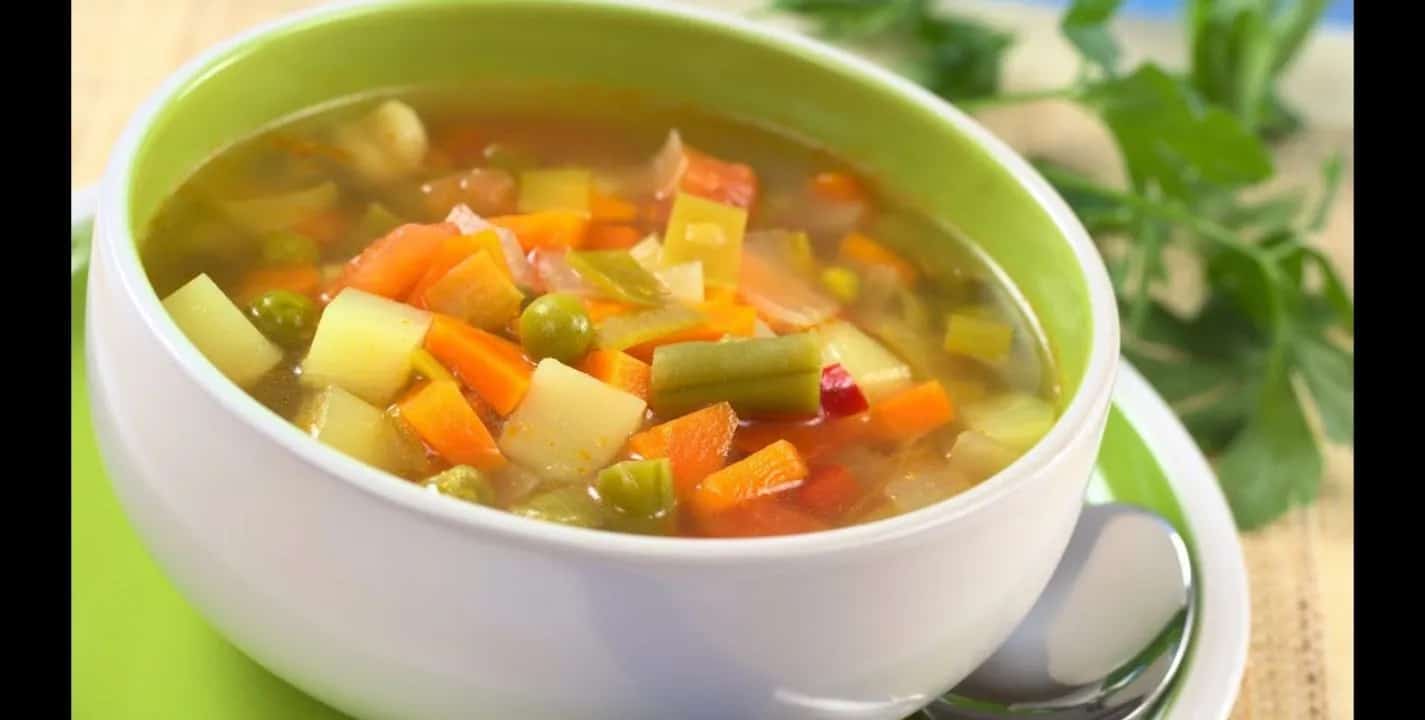 Sopa de macarrão com legumes em uma versão rápida que vai te SUPREENDER