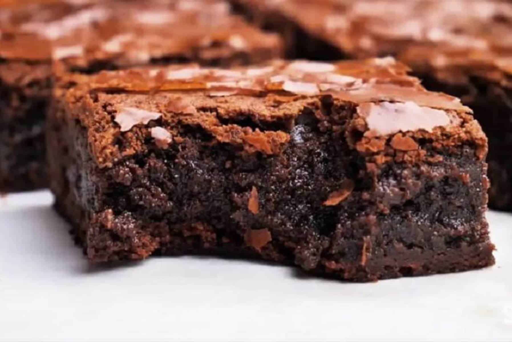 Brownie de Nutella rápido e fácil com 3 ingredientes: fica pronto em 15 minutos