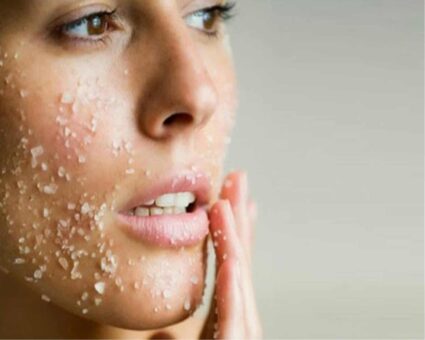 Por que você deve usar açúcar para combater rugas do rosto?