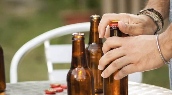 O truque definitivo para esfriar a cerveja em 5 minutos sem usar a geladeira