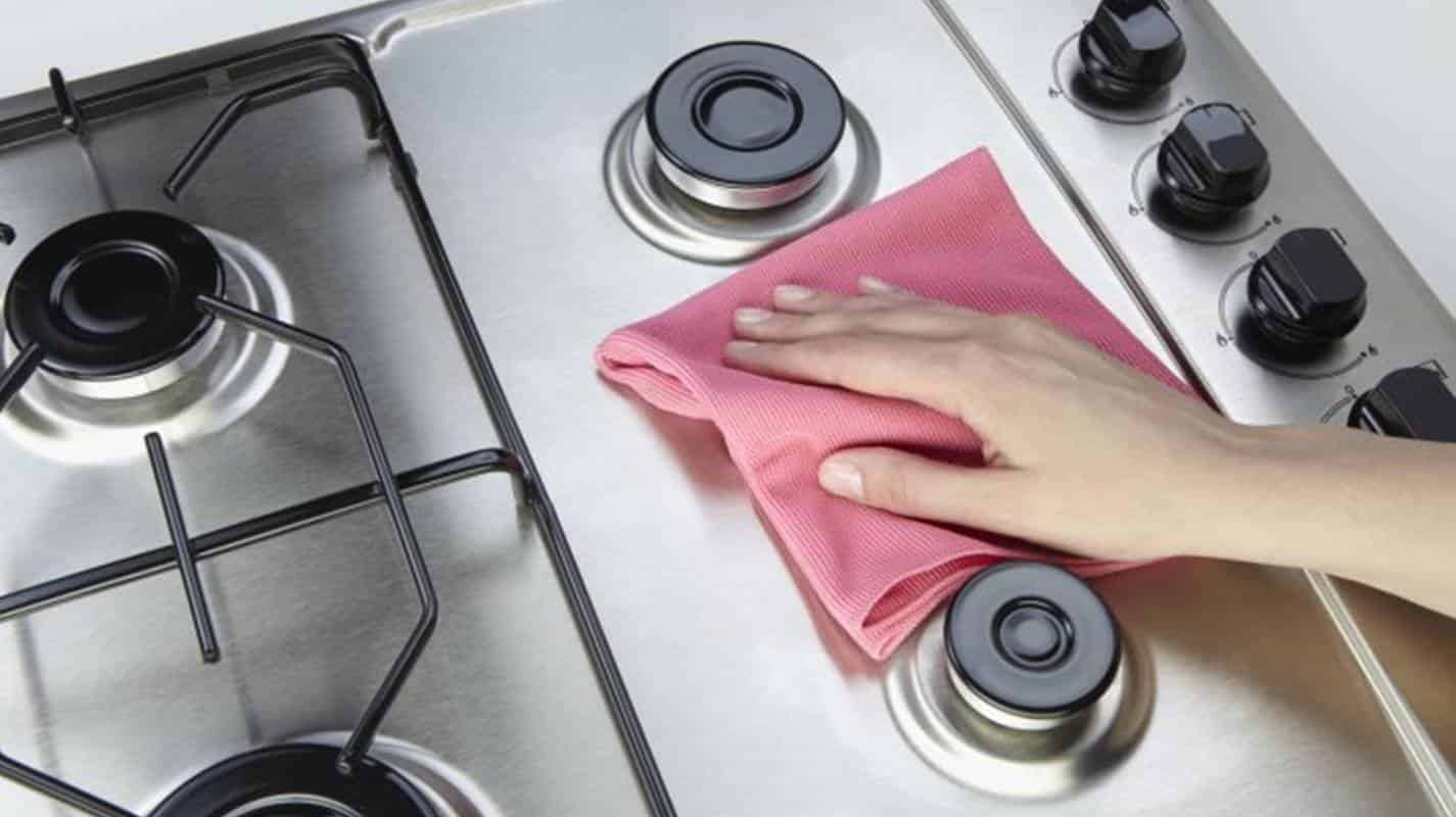 Remova a sujeira das grelhas no fogão