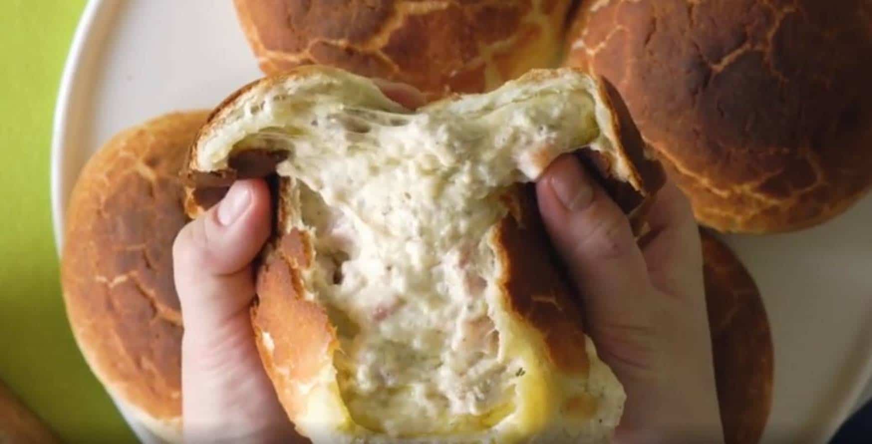 Delícia: Receita de pão recheado com queijo derretido