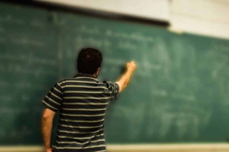 Salários de professores sobe de R$ 3.845,63 para quase R$ 4.500 em todo o país