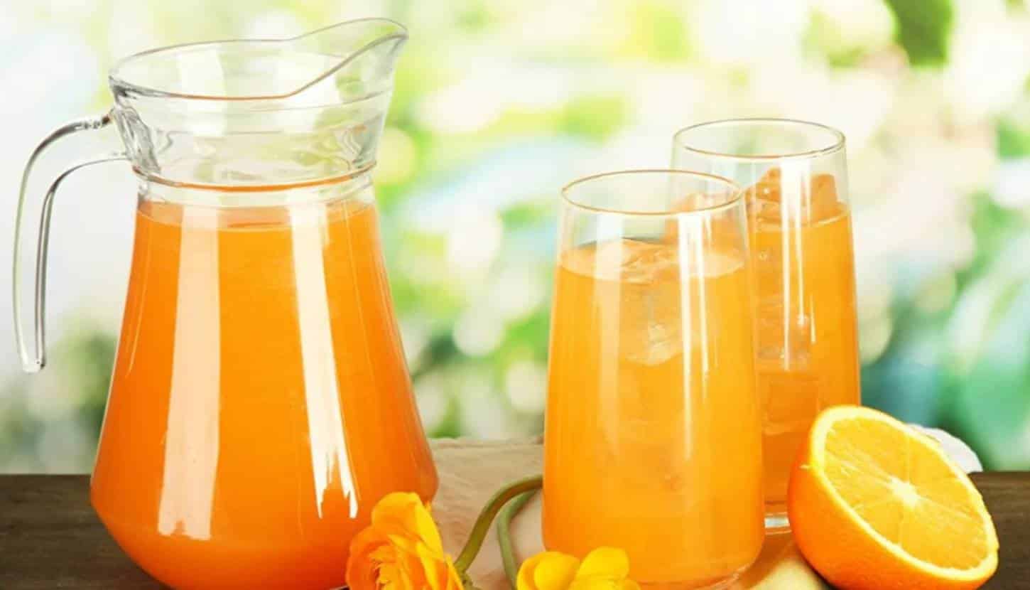 Elimine as toxinas do corpo com este delicioso suco de laranja e açafrão