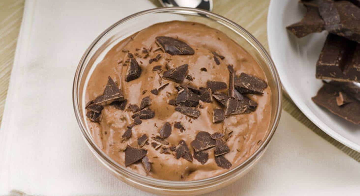 Sobremesa de Ano Novo: receita de mousse de chocolate com dois ingredientes. Comer chocolate é um verdadeiro prazer