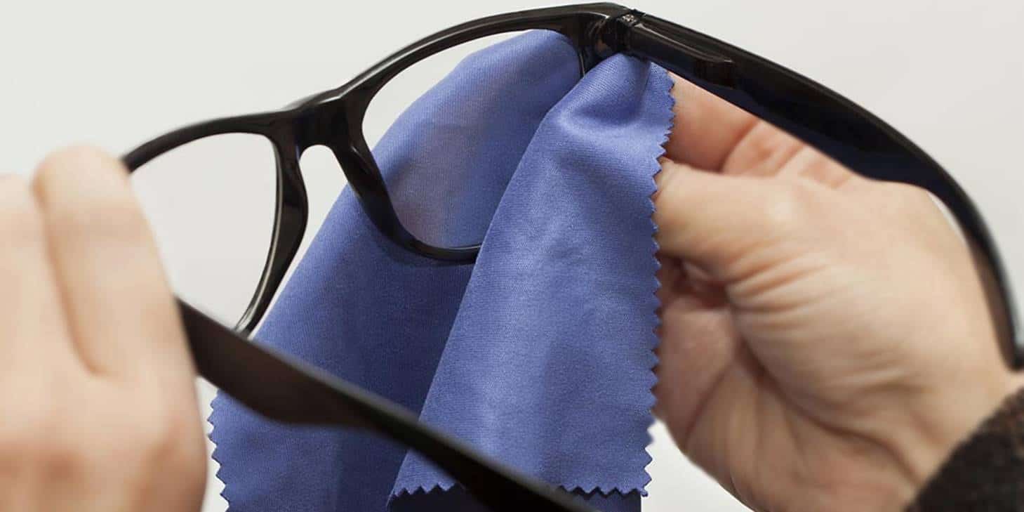Use um produto que você tem no armário para tirar arranhões de óculos