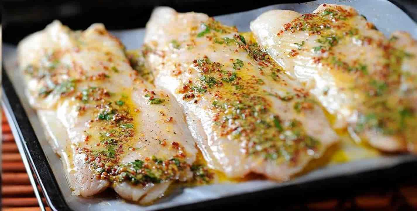 Peixe coberto com legumes, prepare uma refeição de baixa caloria 
