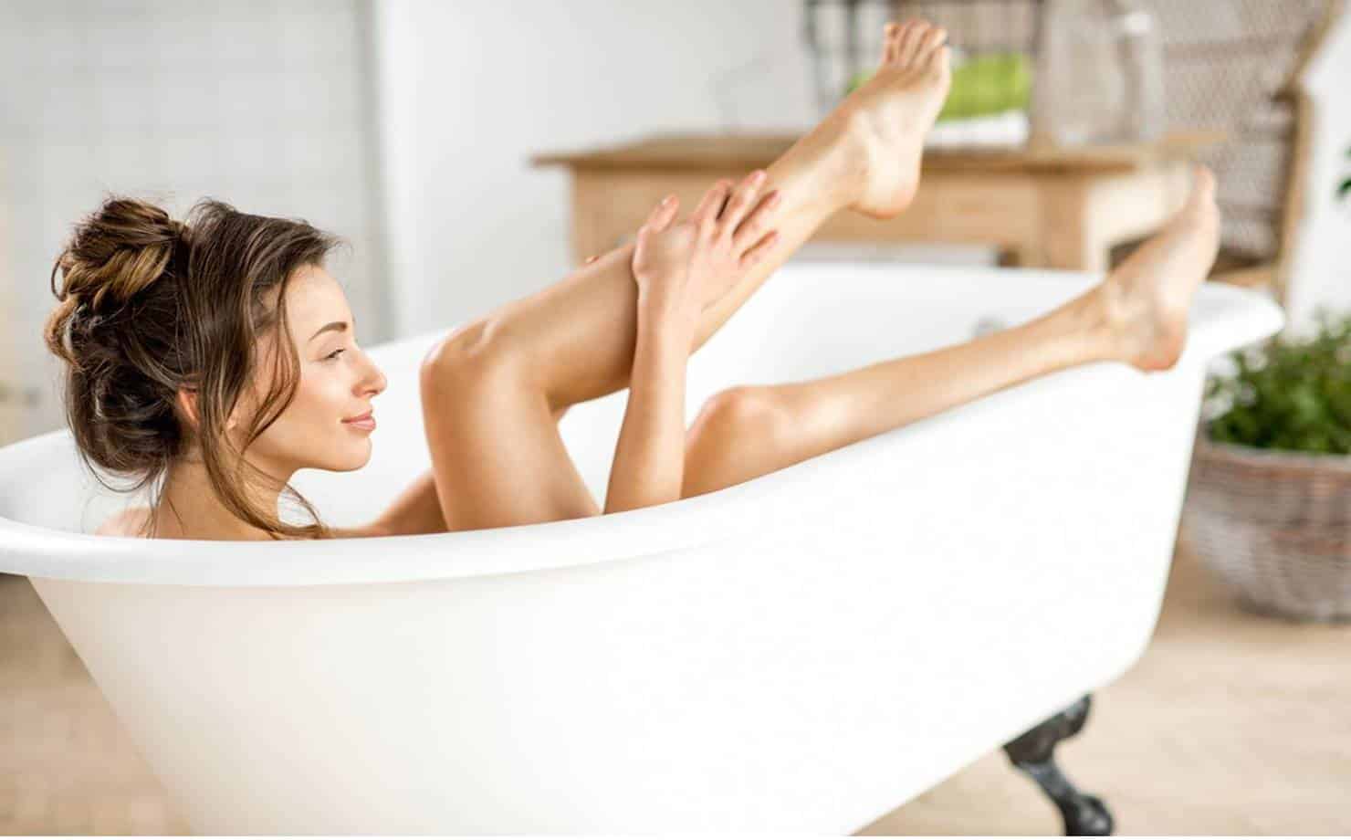 Mulher na banheira cuidando dos joelhos