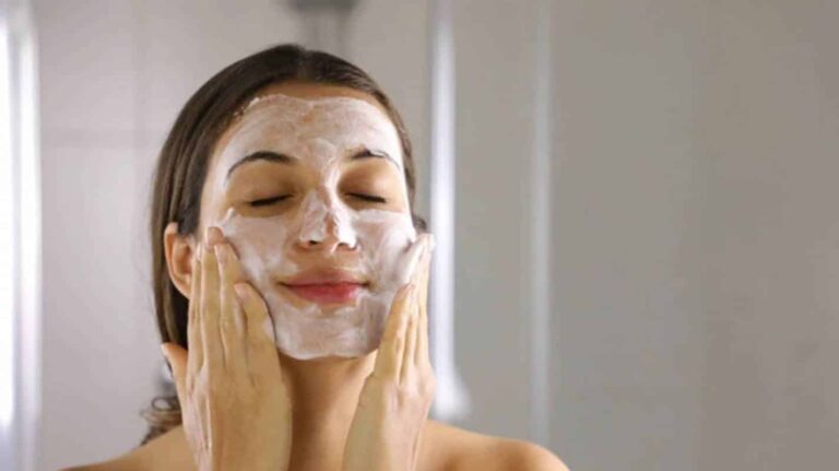 Como limpar o rosto em casa: dicas e truques