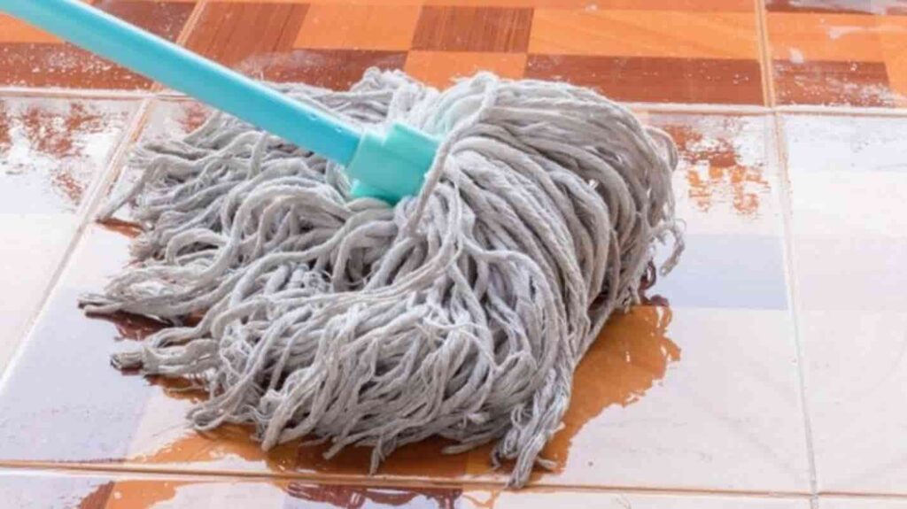 Esse preparo caseiro serve para limpar o chão