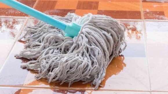 Prepare um detergente caseiro para manter o chão limpo por mais tempo