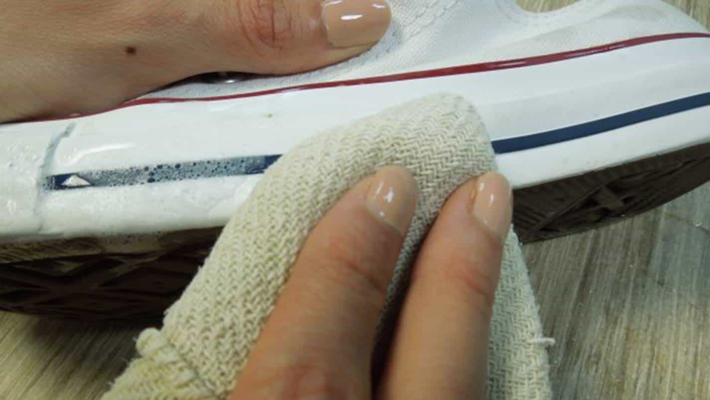 É FANTASTICO: como limpar seus tênis brancos e deixá-los como novos