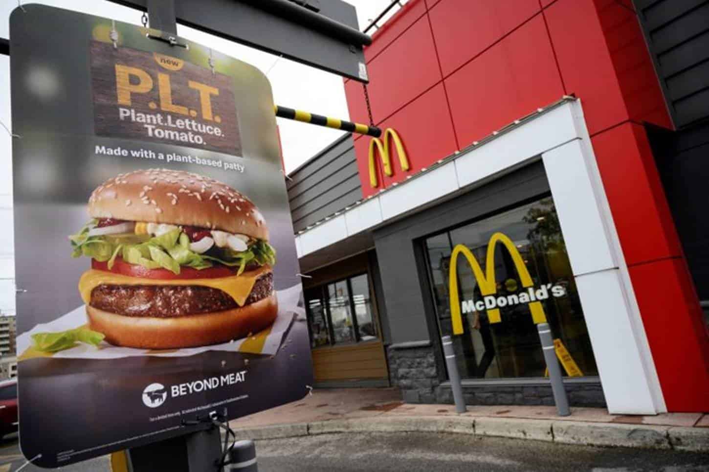 Mc Donalds com cartaz do hambúrguer vegano