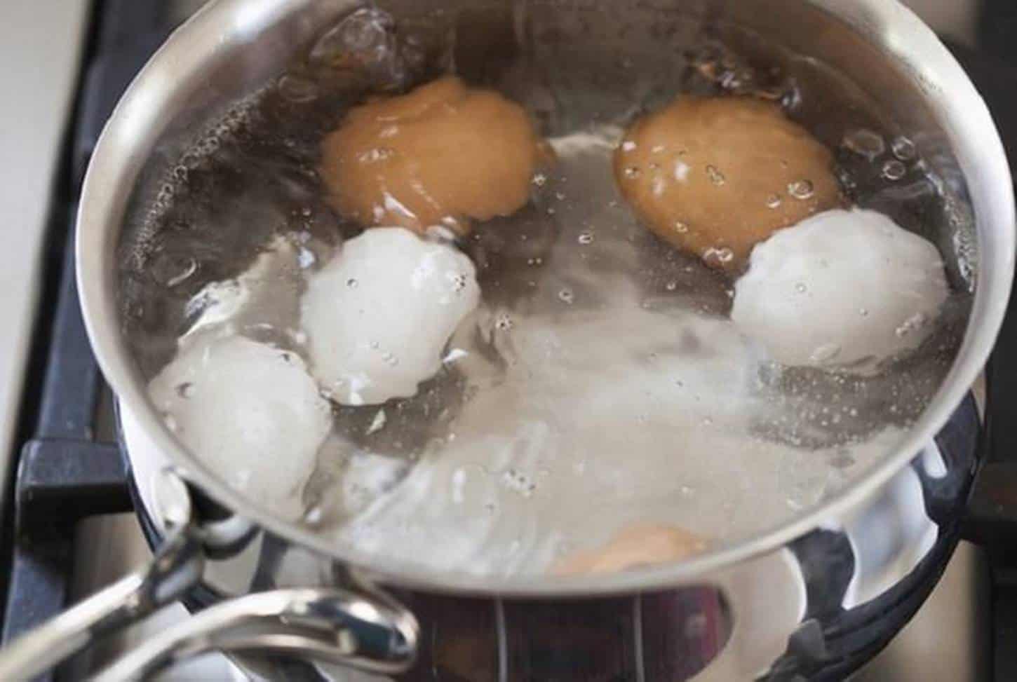 água do cozimento do ovo na pia