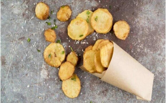 Prepare deliciosas bolas de batata crocante recheadas com queijo