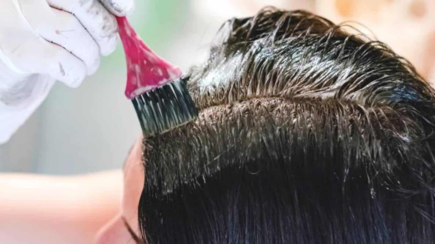 Como tingir a raiz do cabelo com fios grisalhos em casa