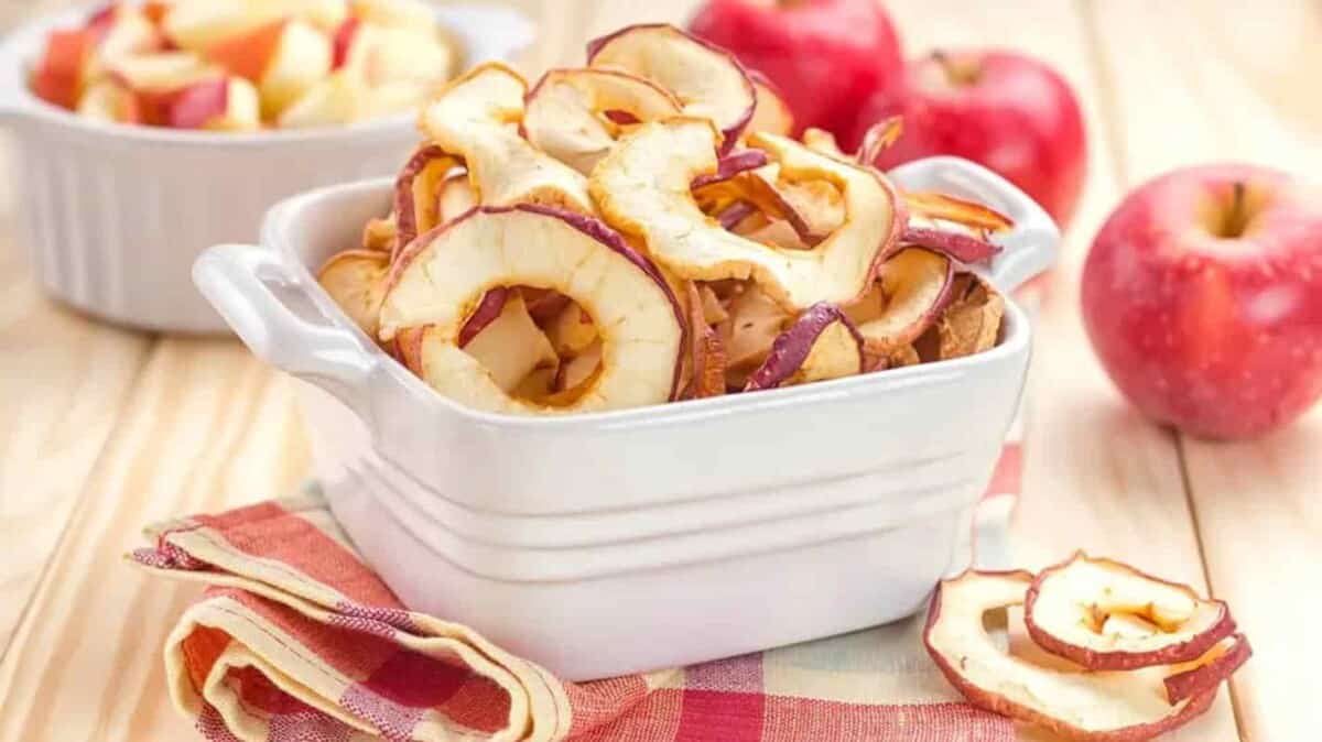 Chips de maçã: um lanche saudável com apenas 2 ingredientes