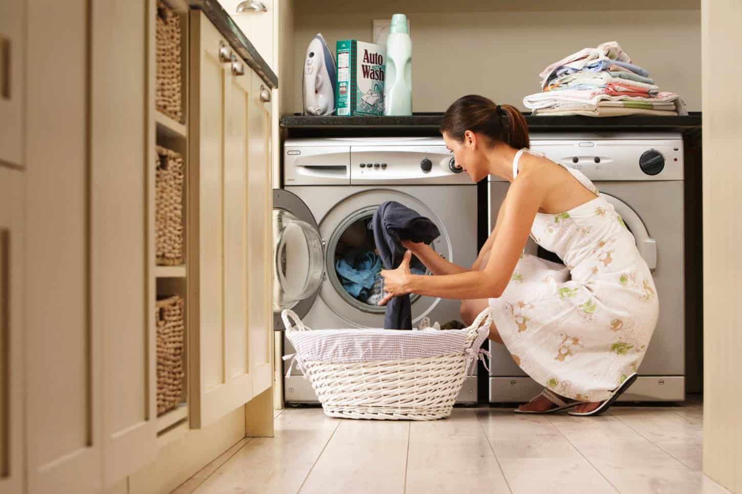 Mulher lavando roupa