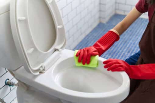 A melhor maneira de limpar o banheiro da sua casa com ingredientes naturais