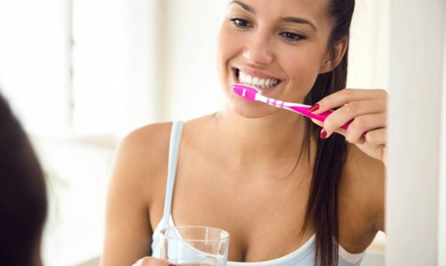 Você fez errado a vida toda: Por que você não deve enxaguar a boca depois de escovar os dentes?