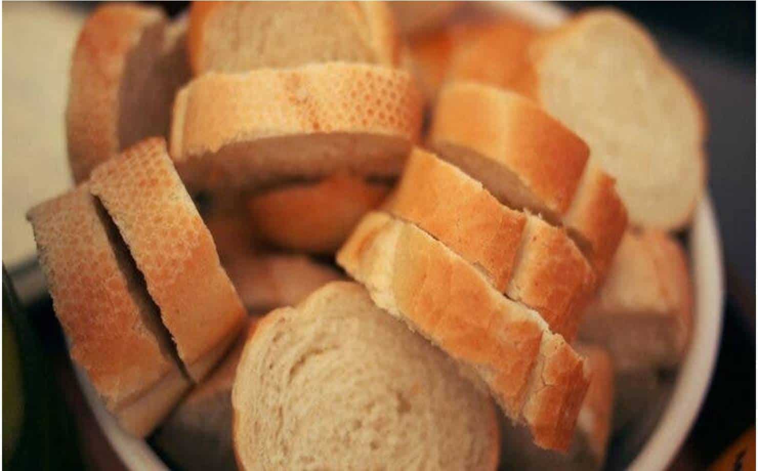 Pão francês em torradas