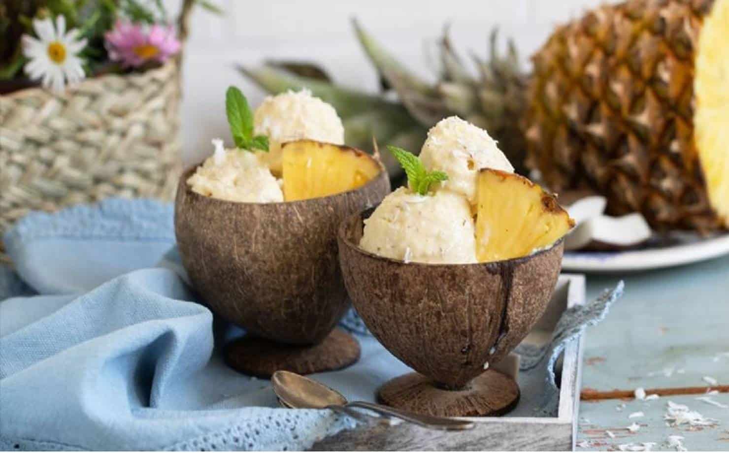 Sorvete de abacaxi em taças feitas com casca de coco