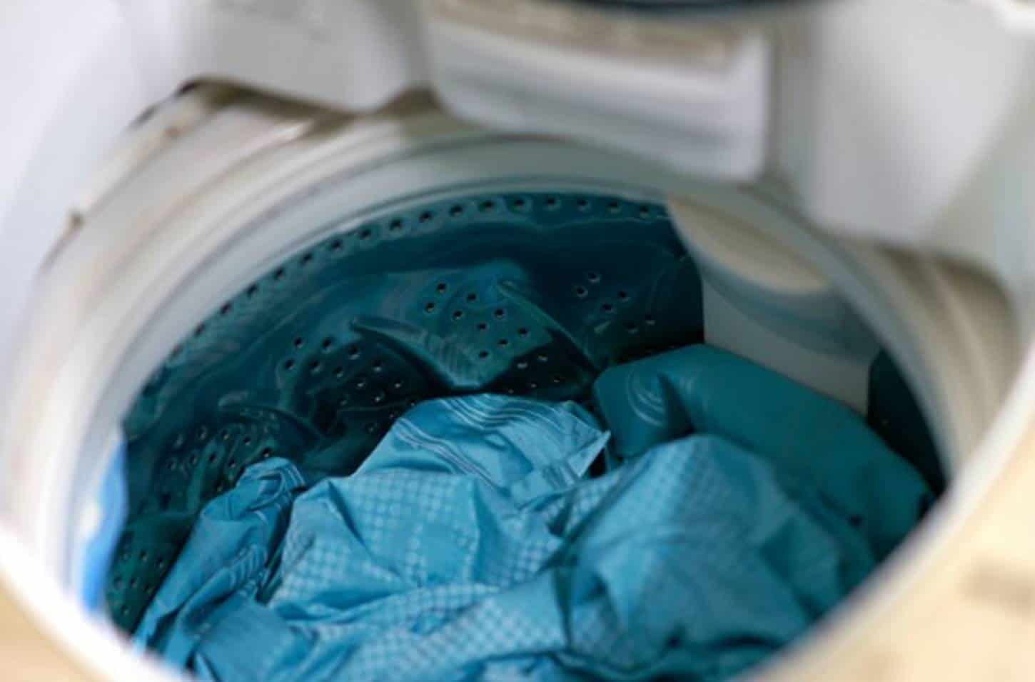 Roupas na maquina de lavar