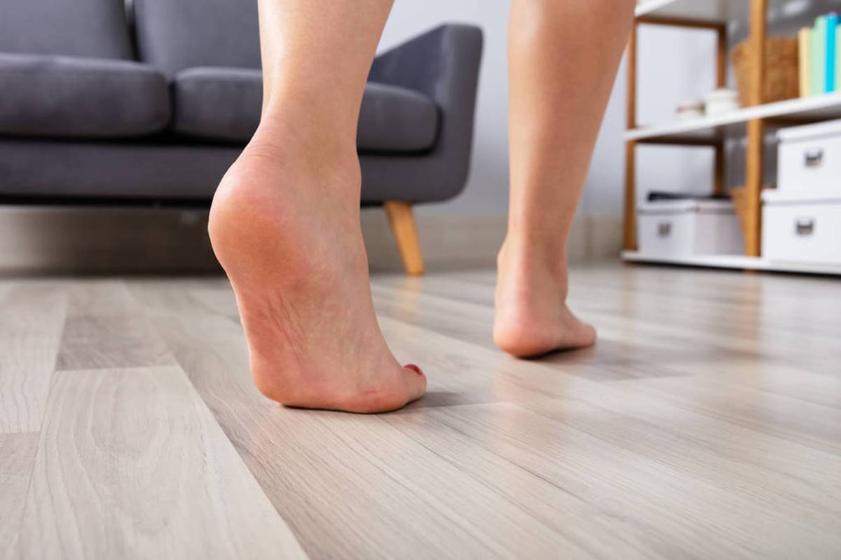 O que acontece com seus pés quando você anda descalço em casa?