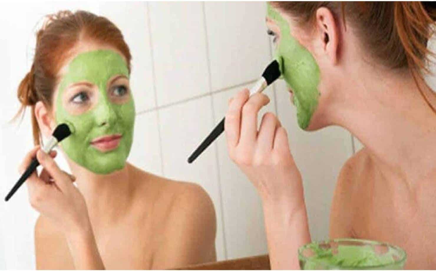 Mulher na Frente do Espelho Usando Máscara Facial
