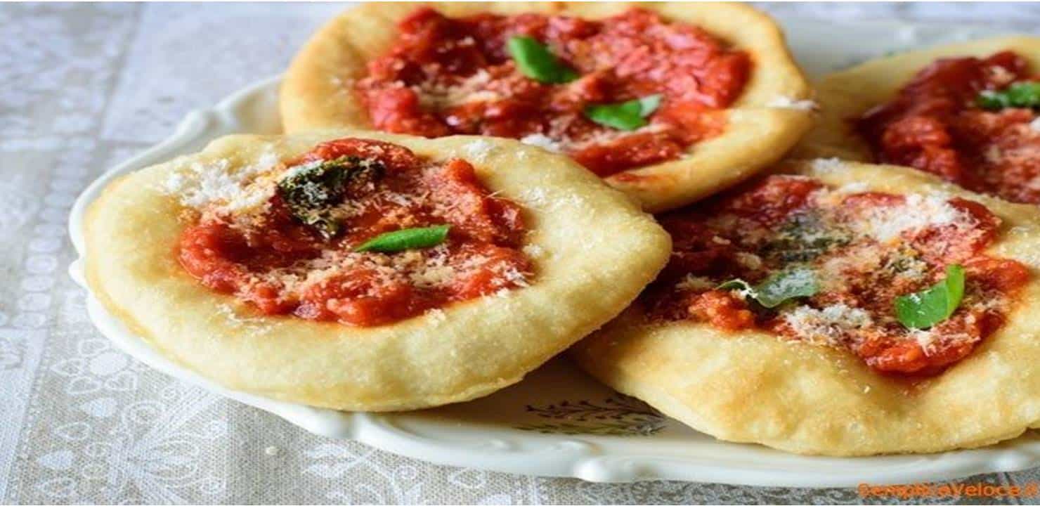 Pizzas Fritas Expostas no Prato