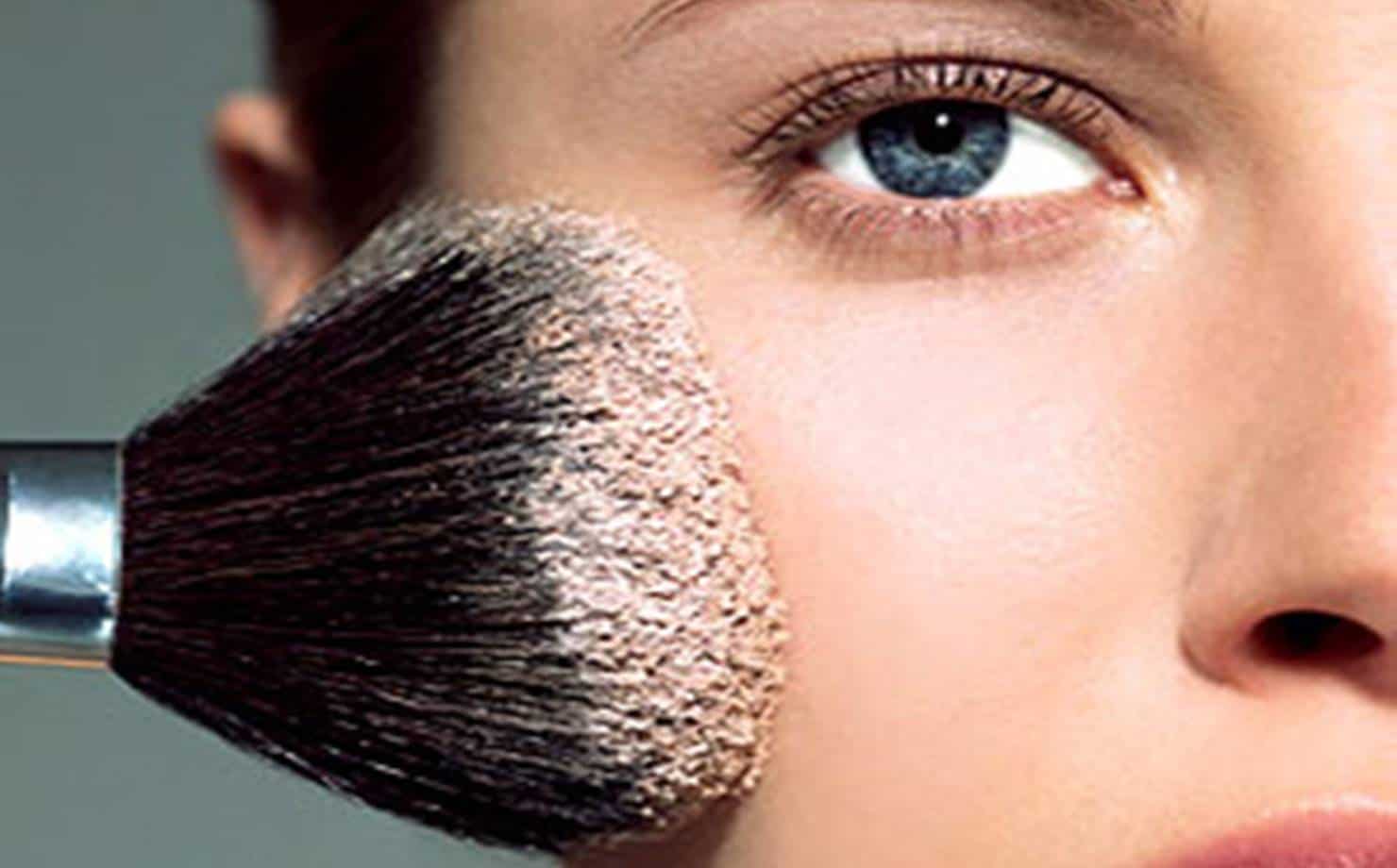 Metade da Face Feminina Usando Maquiagem