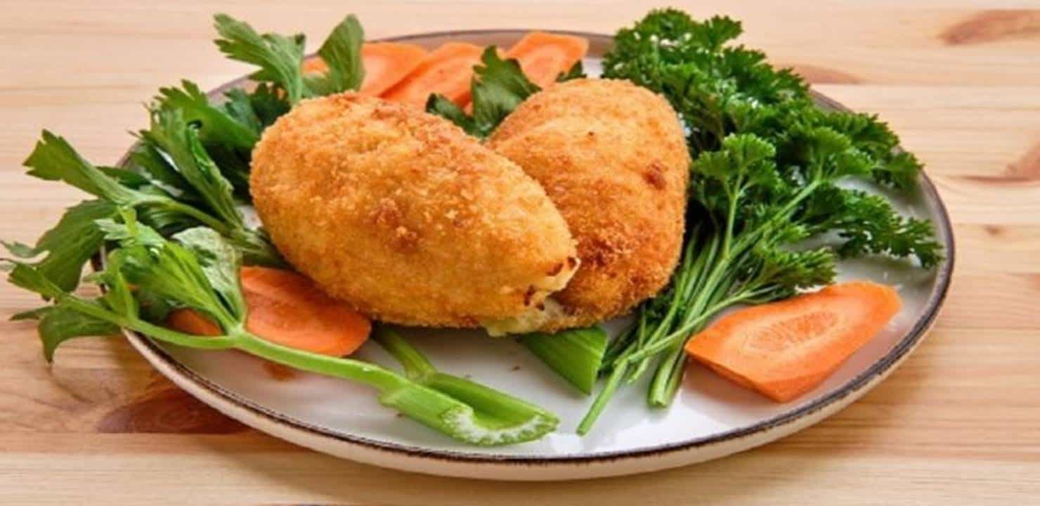 Croquetes e Pedaços de Cenoura no Prato