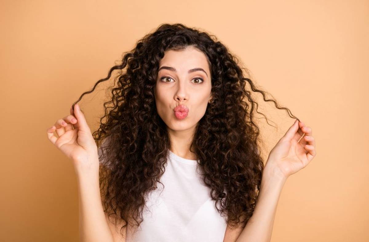 8 dicas para cuidar e modelar cabelos crespos e cacheados