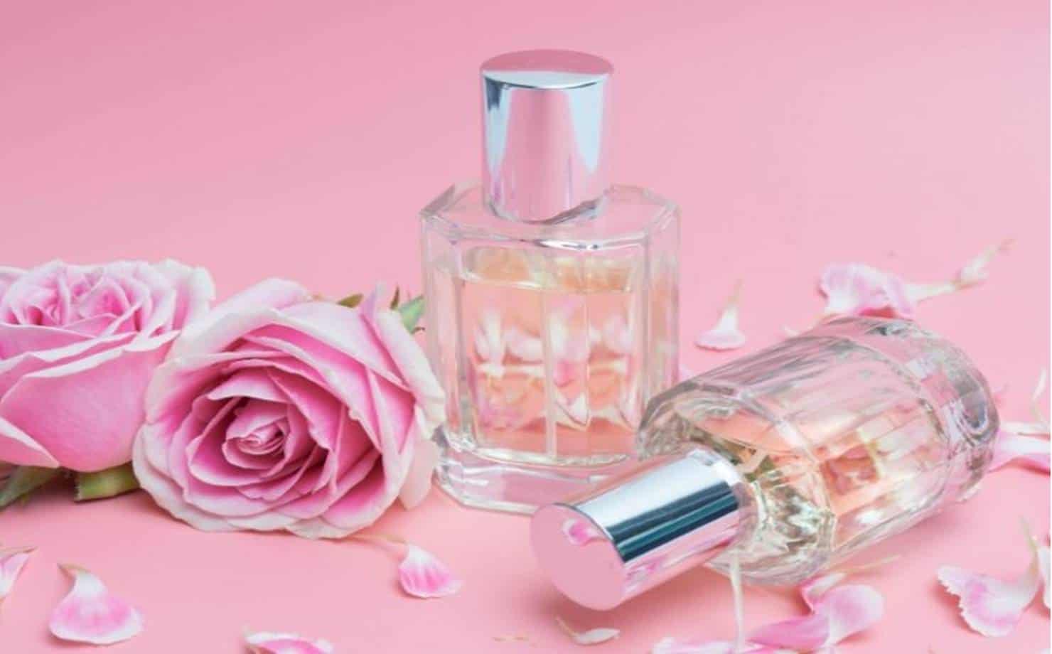 Frascos de Perfume e Rosa Expostos na Bancada