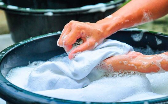 Essa é a forma correta de usar vinagre e detergente para tirar manchas de roupas brancas