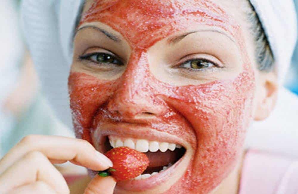 Máscara facial caseira de morango: experimente para iluminar a pele