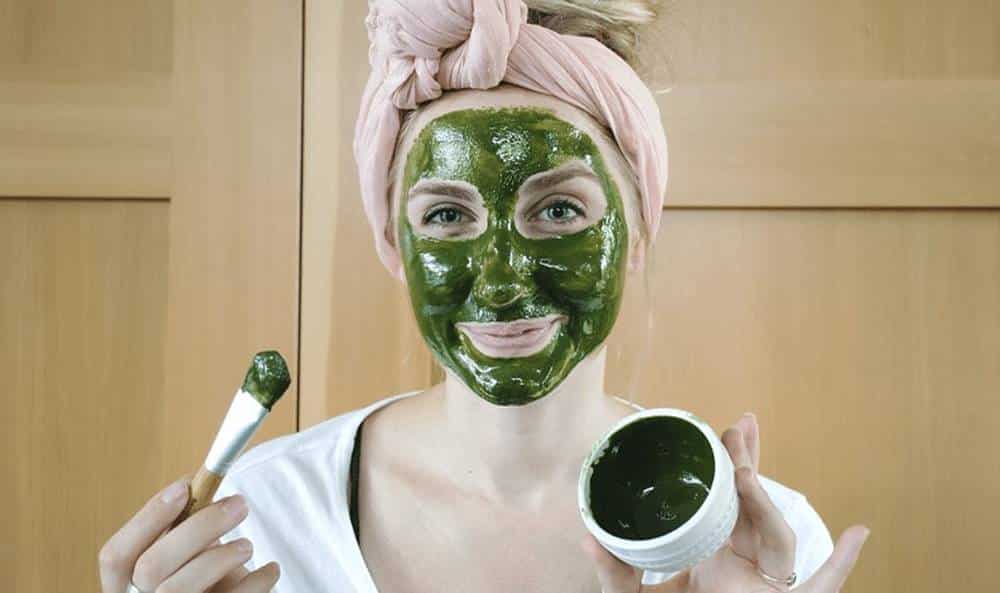 Máscaras de chá verde caseiras para controlar a oleosidade da sua pele