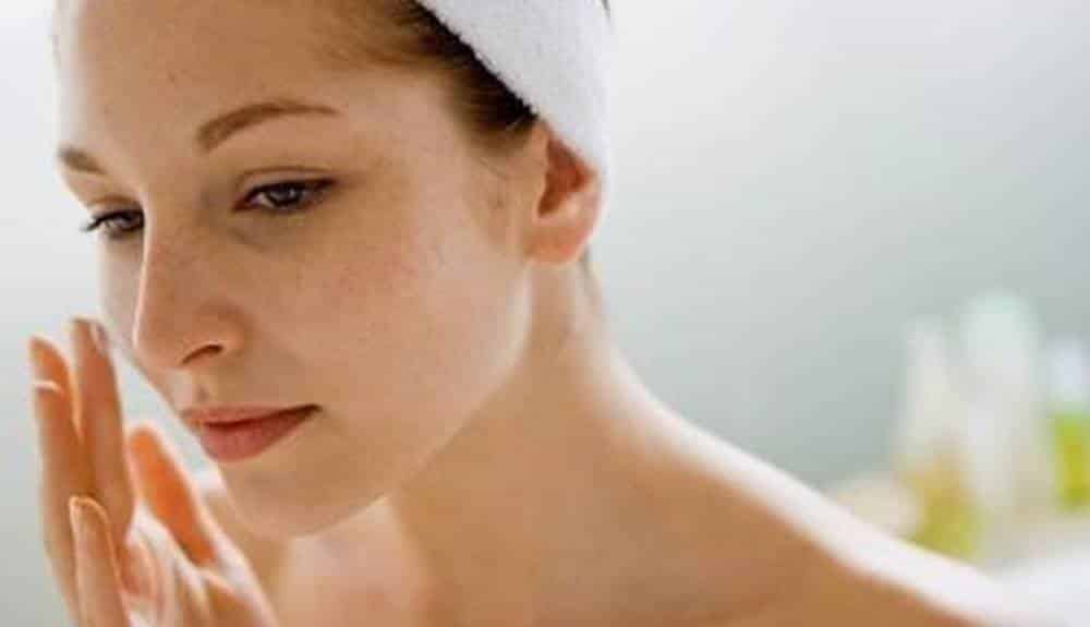 Experimente estre truque com álcool para eliminar as acnes da pele