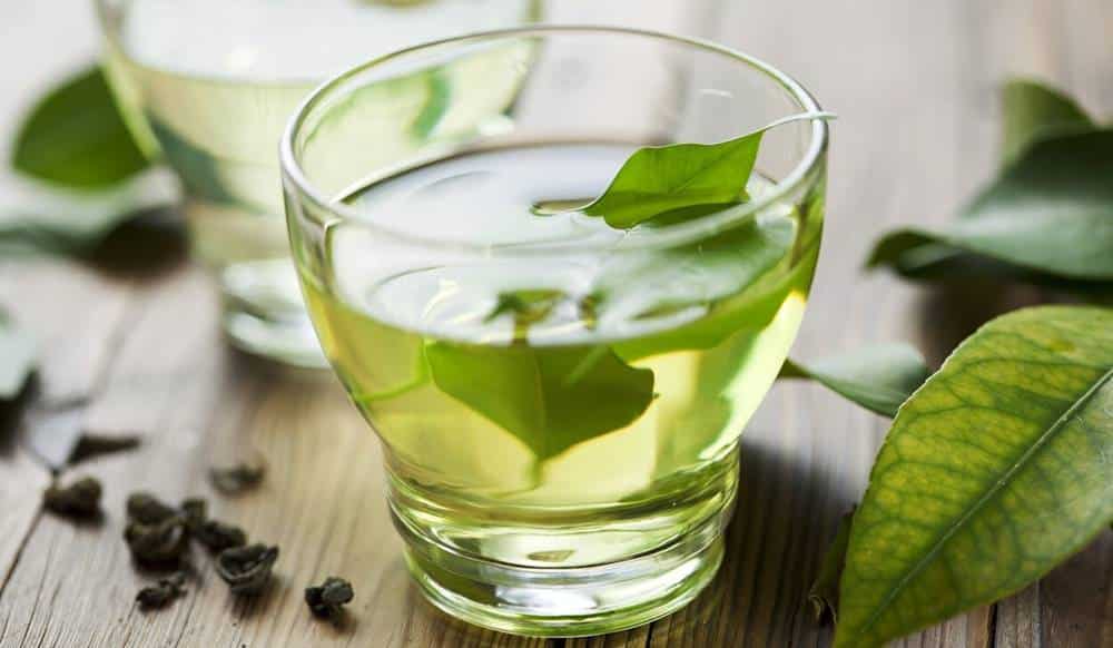 Descubra um método caseiro para parecer mais jovem com chá verde