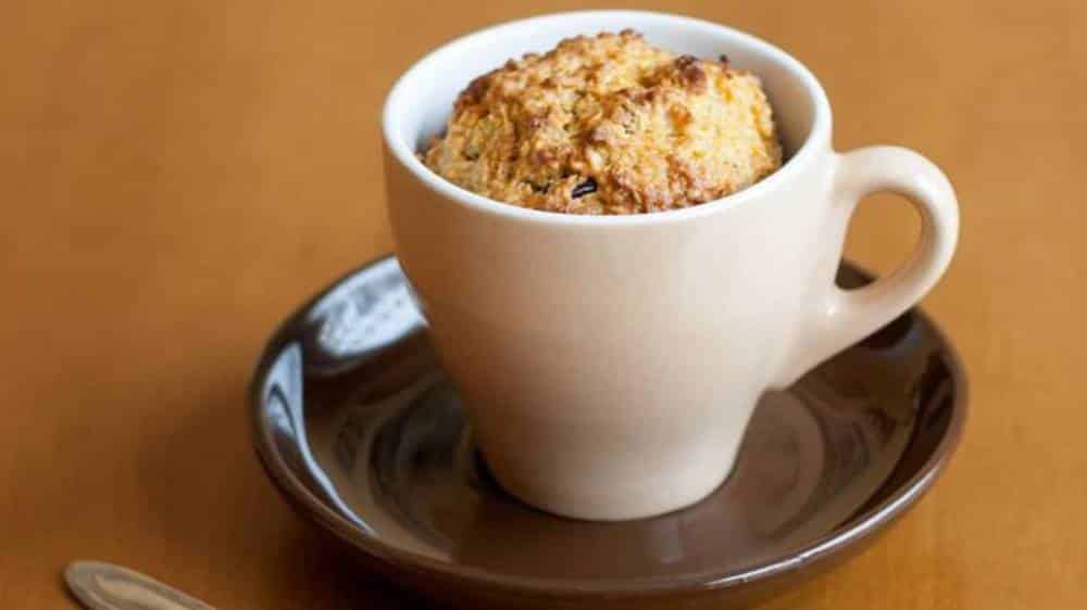 Bolo de caneca de café com glacê: uma receita caseira rápida e fácil