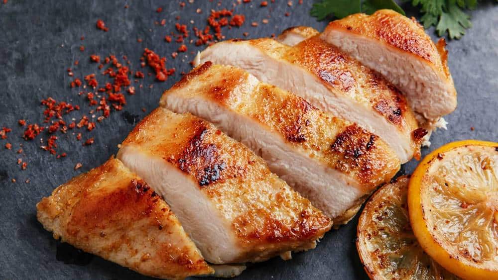 Peito de frango recheado de forno: receita fácil para um almoço delicioso