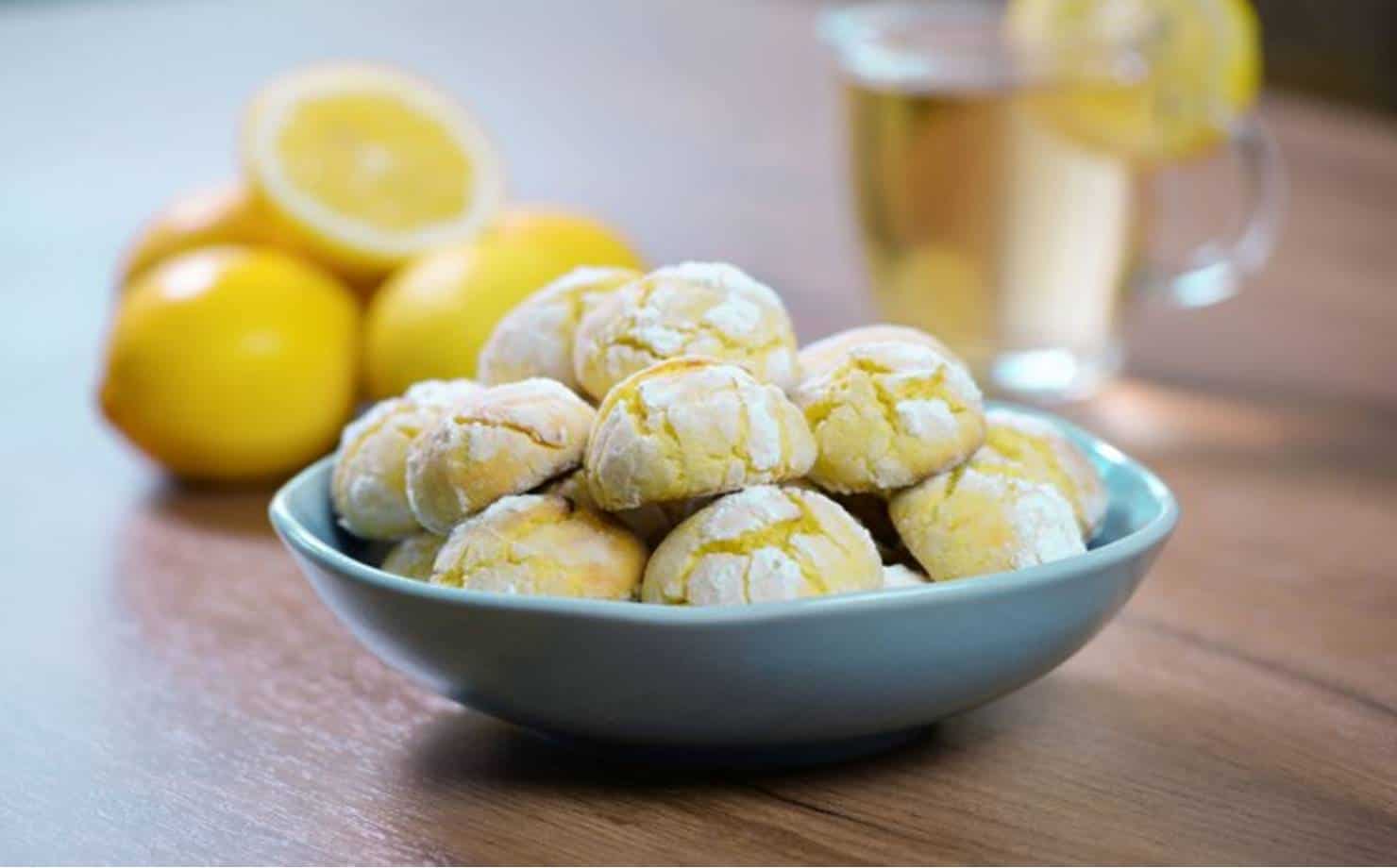 Biscoitos caseiros de limão para o lanche