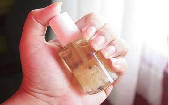 Quer ter unhas compridas e fortes? Faça esse esmalte nutritivo com 3 ingredientes 