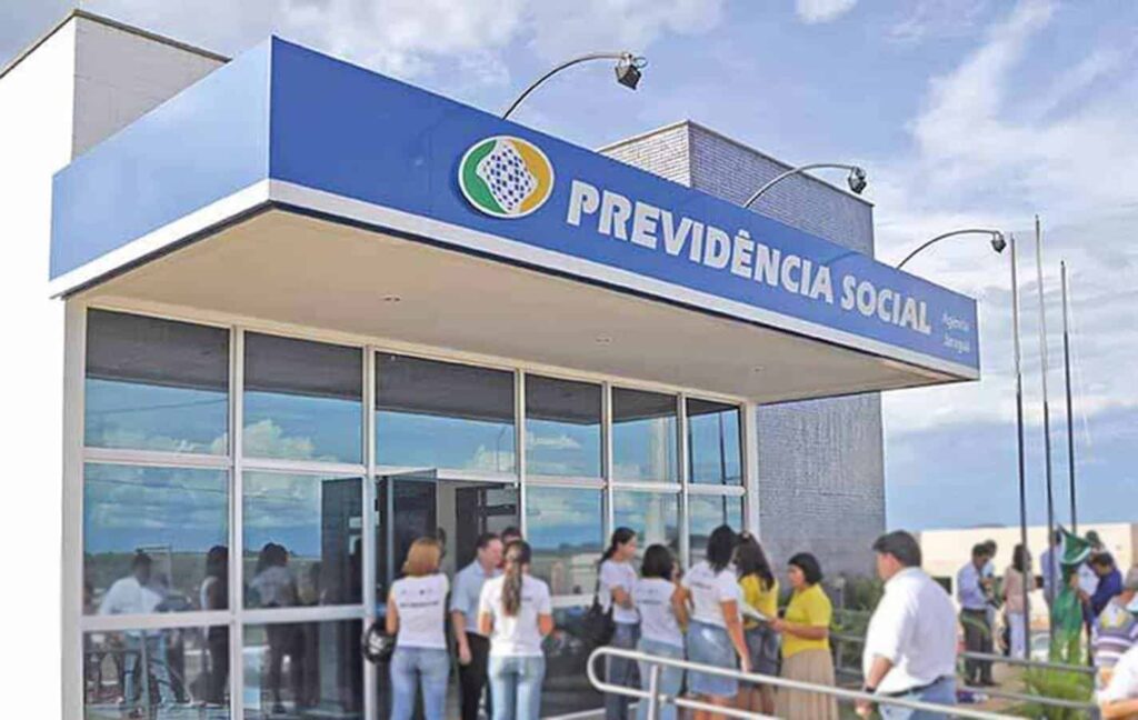 INSS alerta sobre empréstimos e diz que beneficiários não precisam de conta em bancos. Entenda!