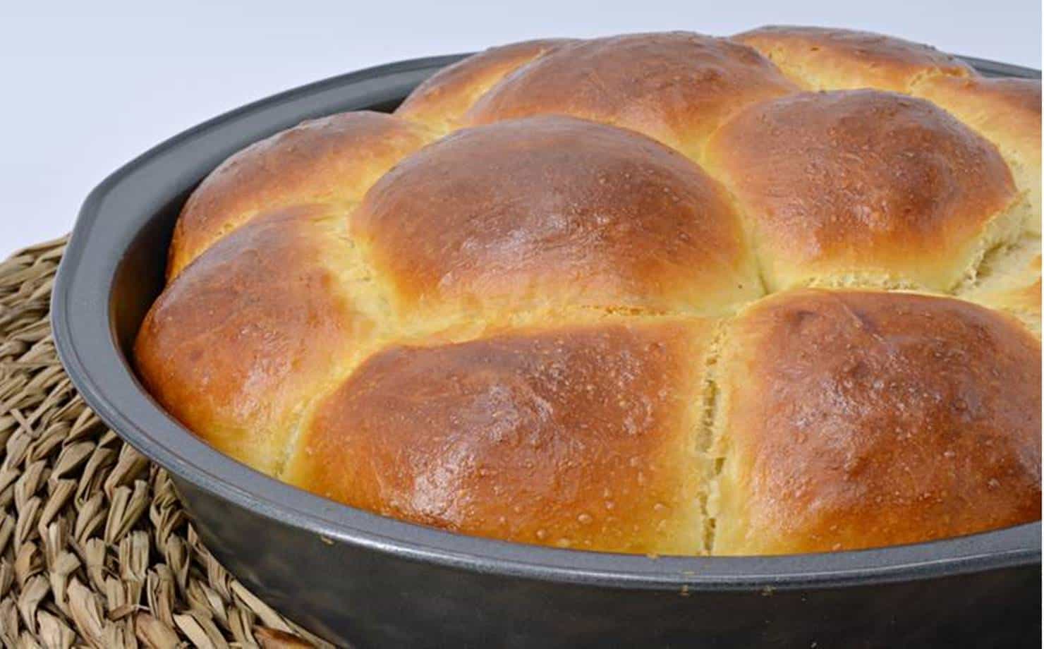 Que tal fazer um pão de leite macio para hora do lanche ou do café?